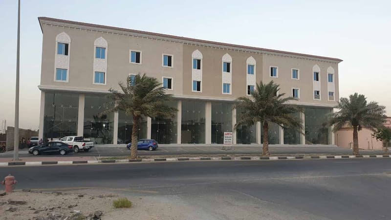 مبنى تجاري بواجهات زجاجية في الدور الأرضي