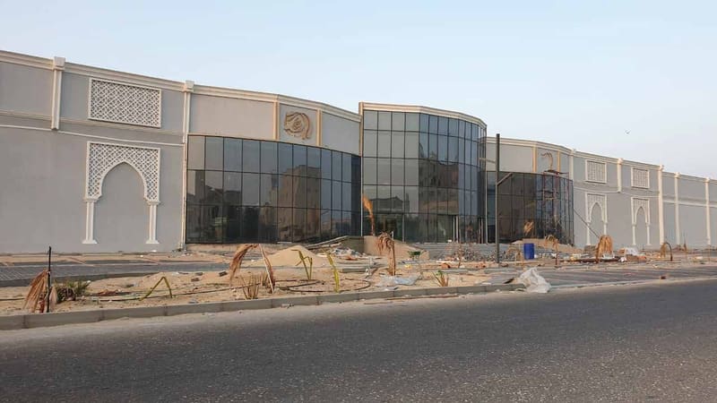 واجهة زجاجية منحنية لمبنى تجاري