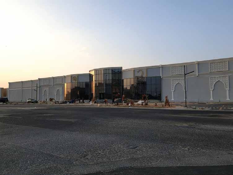 الواجهة الزجاجية المنحنية وقت الغروب