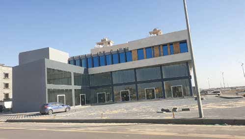 مبنى حديث بواجهات زجاجية في الدورين