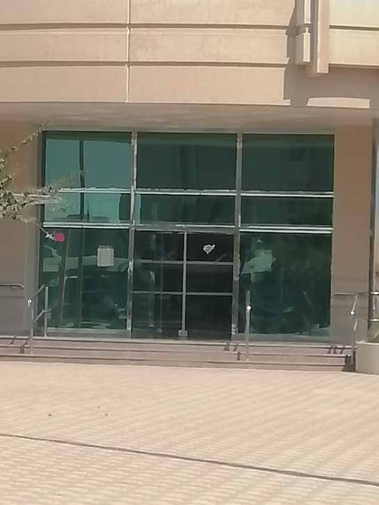 مدخل زجاجي بإطارات ألمنيوم
